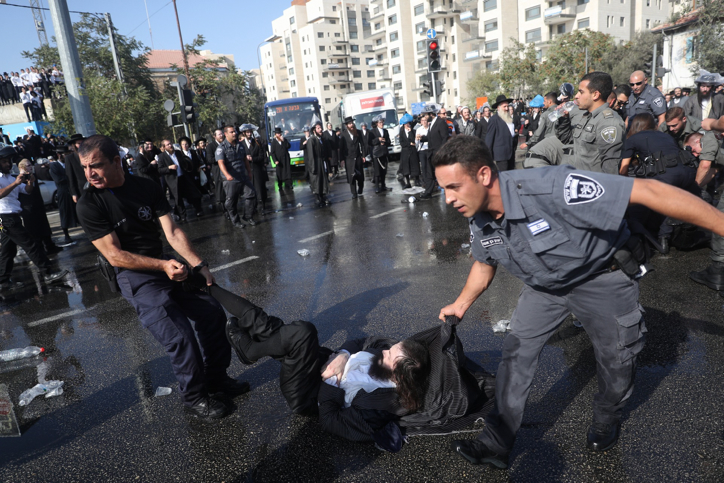 Бить евреев. Израильский полицейский бьет.