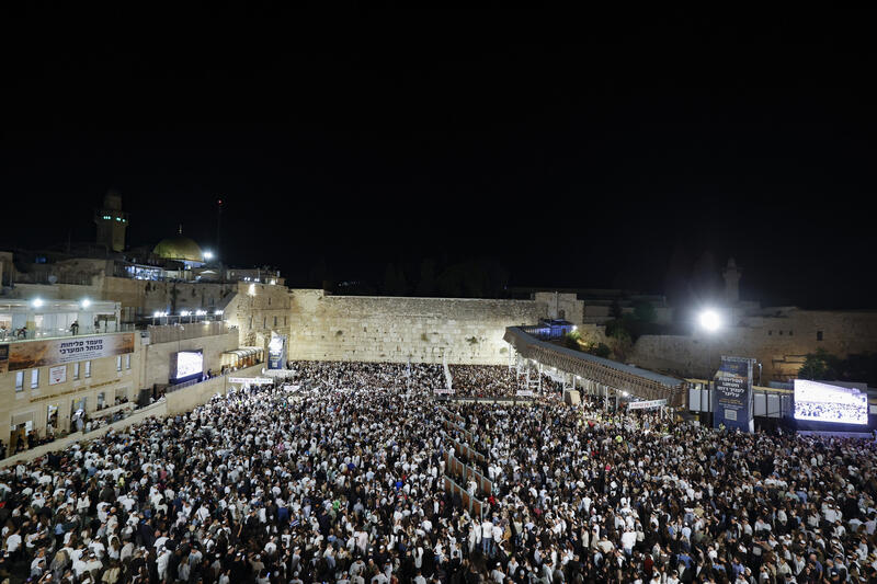 בהשתתפות מאות אלפים: הסליחות האחרונות לפני יום הכיפורים בכותל המערבי • צפו - חרדים10